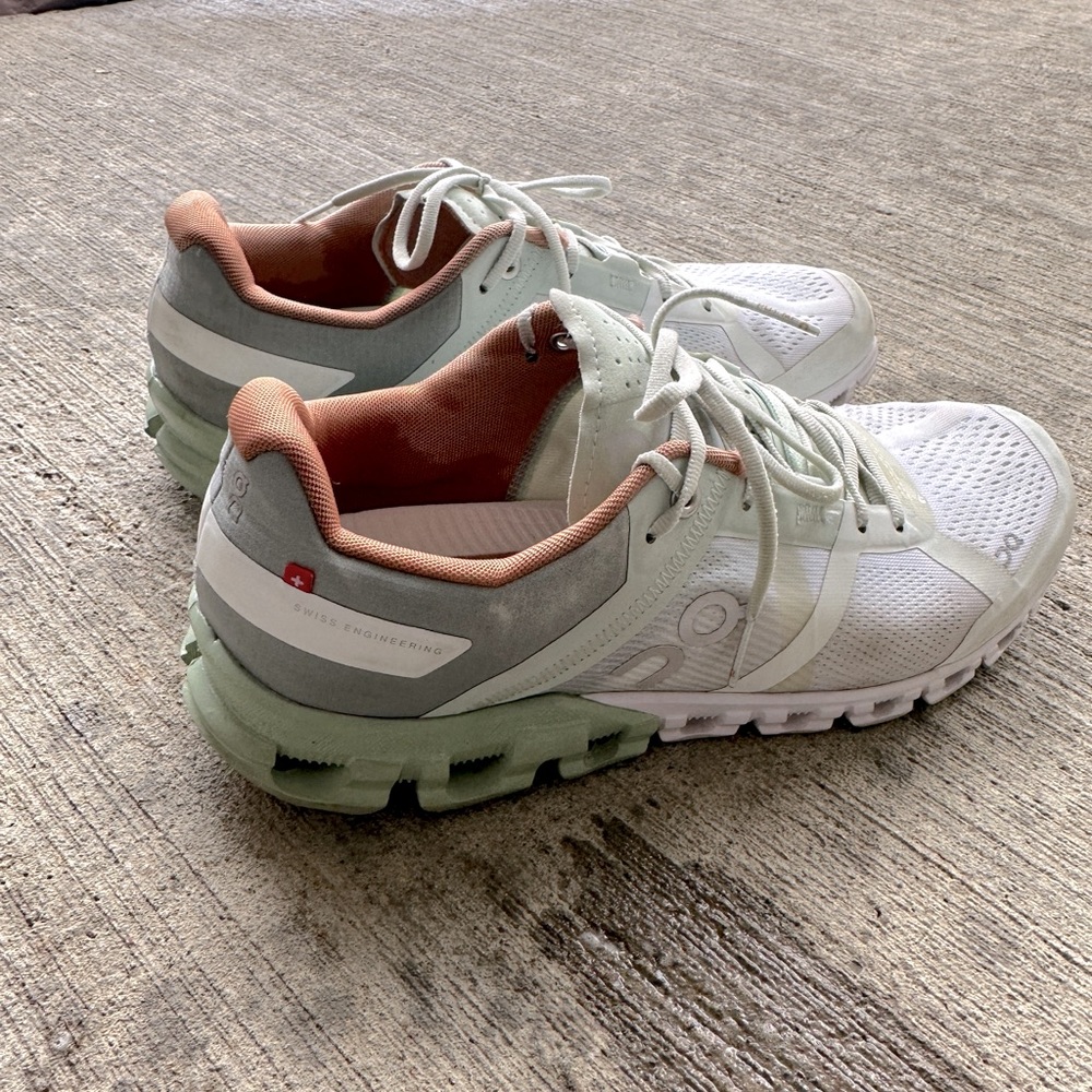 On running Womens Cloudflow shoes